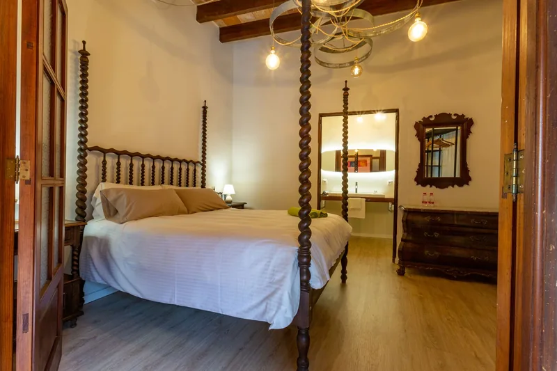 Dormitorio con cama de dosel en Villa Sa Barcella
