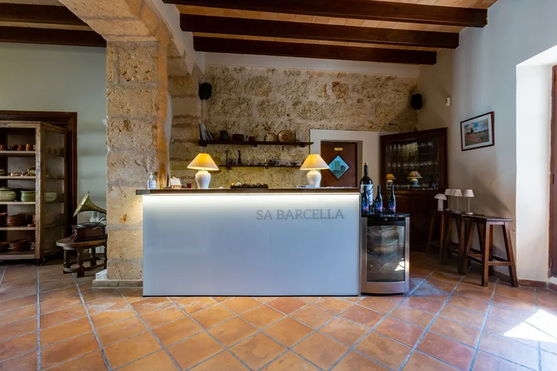 Recepción de piedra de Villa Sa Barcella