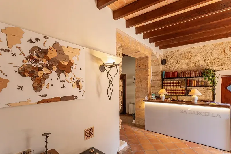 Recepción de Villa Sa Barcella con mapamundi de madera