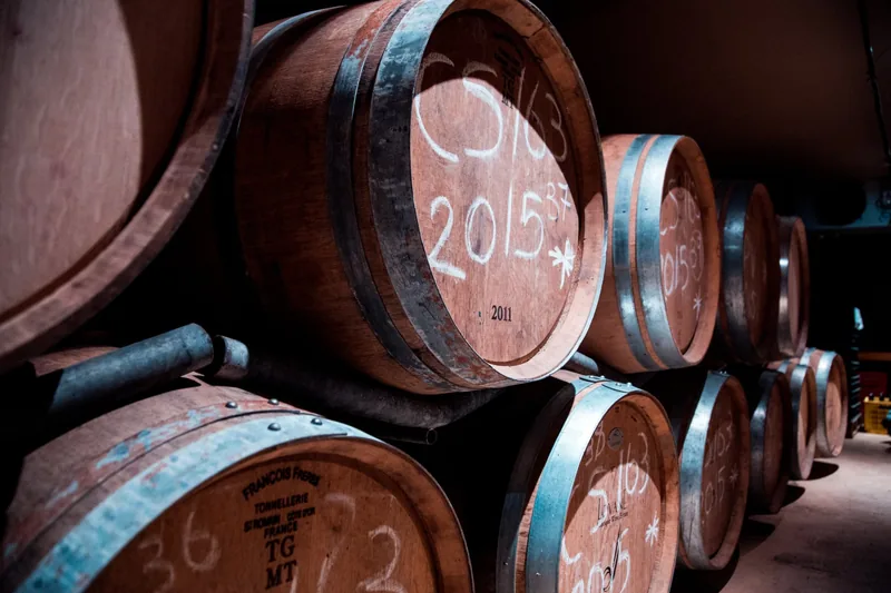 Barricas de vino apiladas en una bodega mallorquina