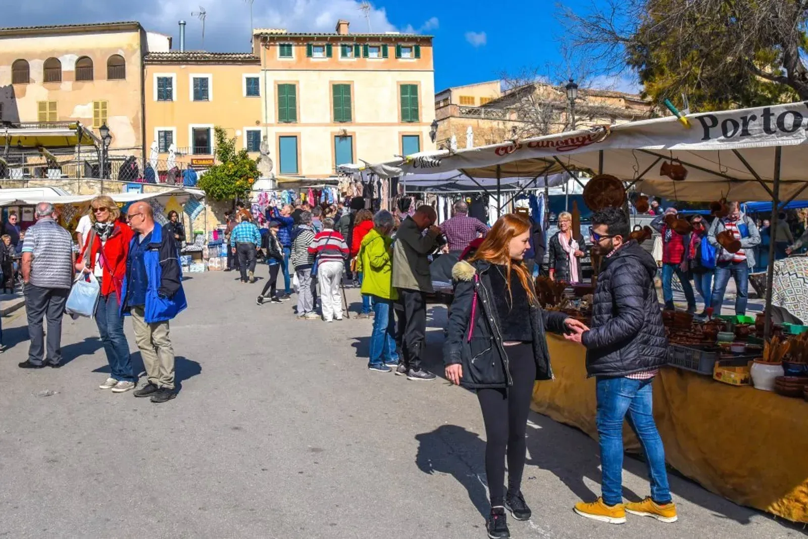 Puestos del mercado semanal de Sineu llenos de gente