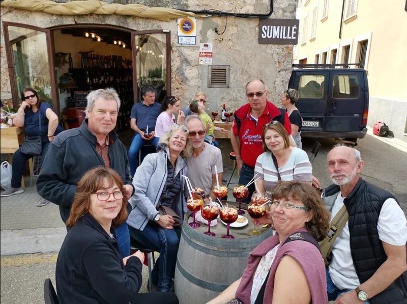 Ambiente de la plaza durante el mercado de Sineu